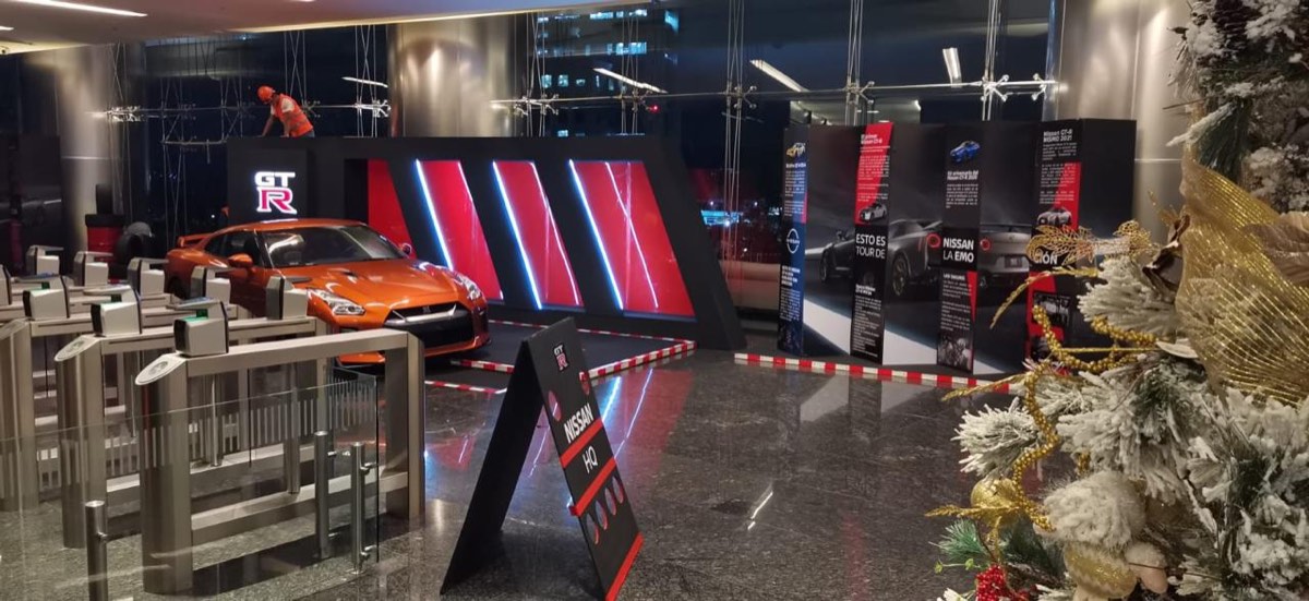 Nissan GT-R naranja expuesto en el museo modular montado en un corporativo