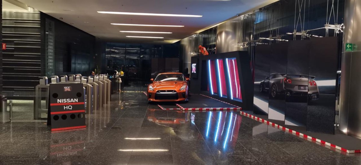 Montaje del GTR Godzilla Tour en el vestíbulo de las oficinas de Nissan