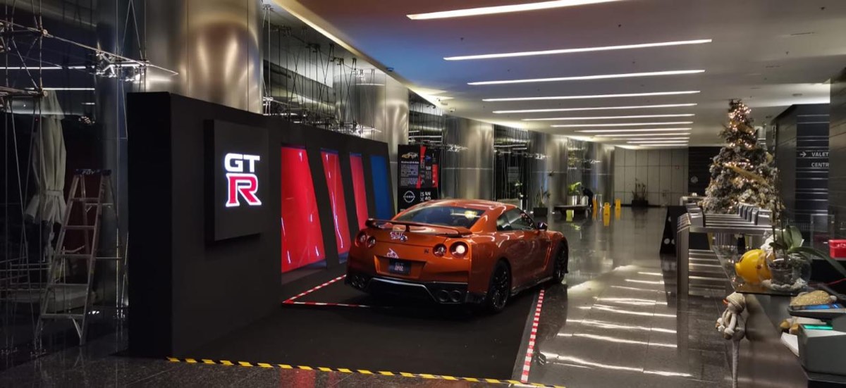 El GT-R sobre plataforma iluminada con la gráfica GTR al fondo