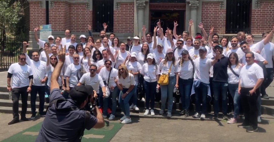 Equipo de Invex reunido en el exterior durante una jornada de la campaña