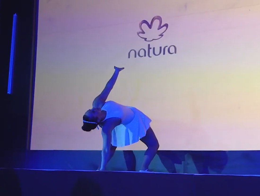 Número de danza contemporánea en el escenario de la convención Natura