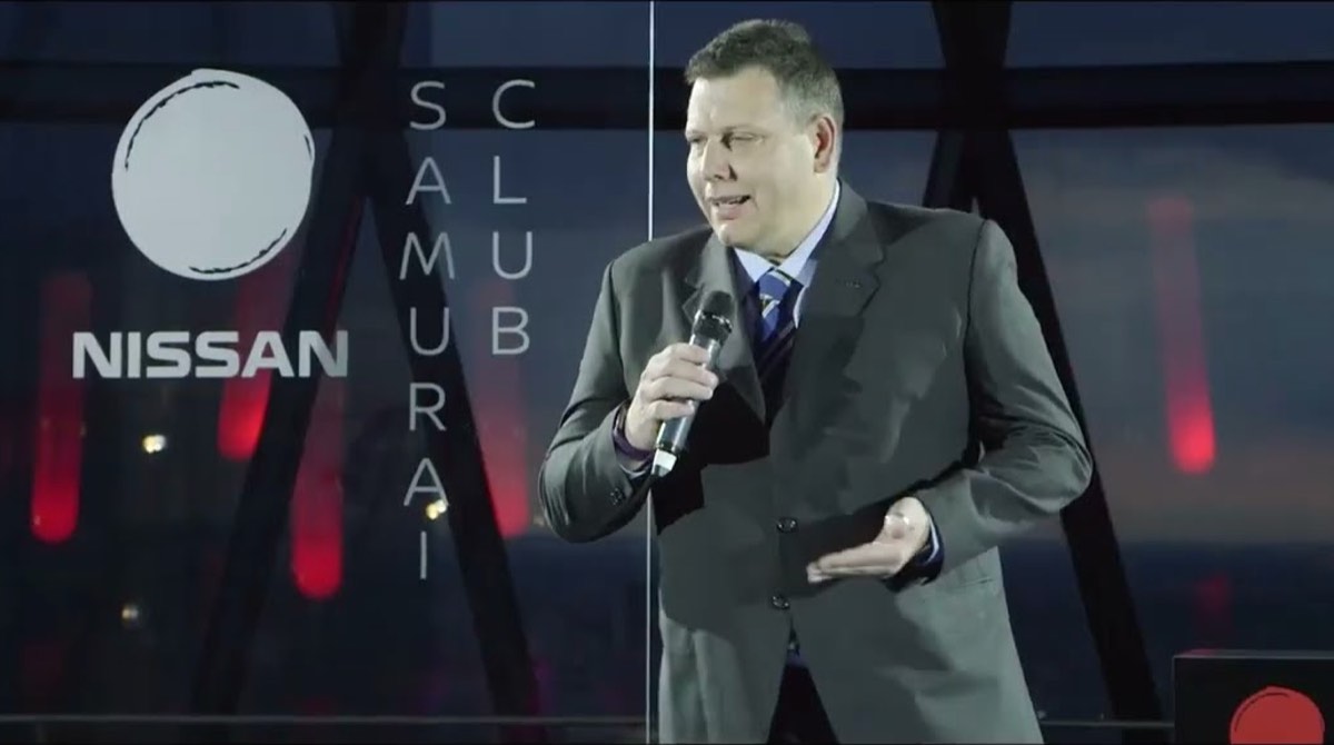 Presentador en el escenario de Samurai Club, la premiación de top dealers de Nissan