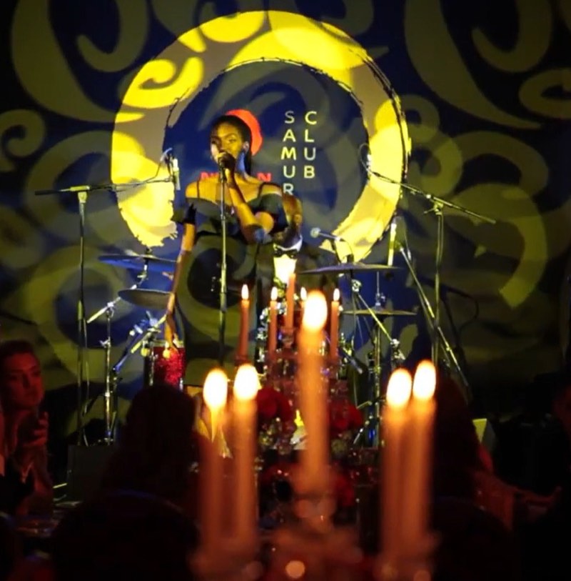 Banda en vivo tocando durante la cena de premiación, vista entre velas