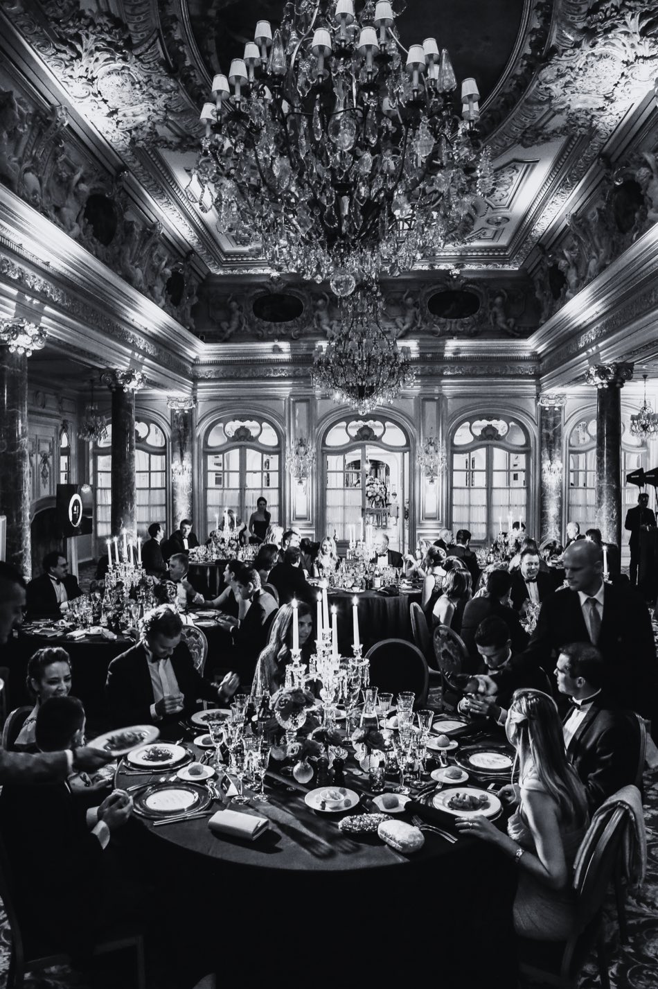 Cena de gala bajo candiles en un salón clásico, producida por Studio Terminel