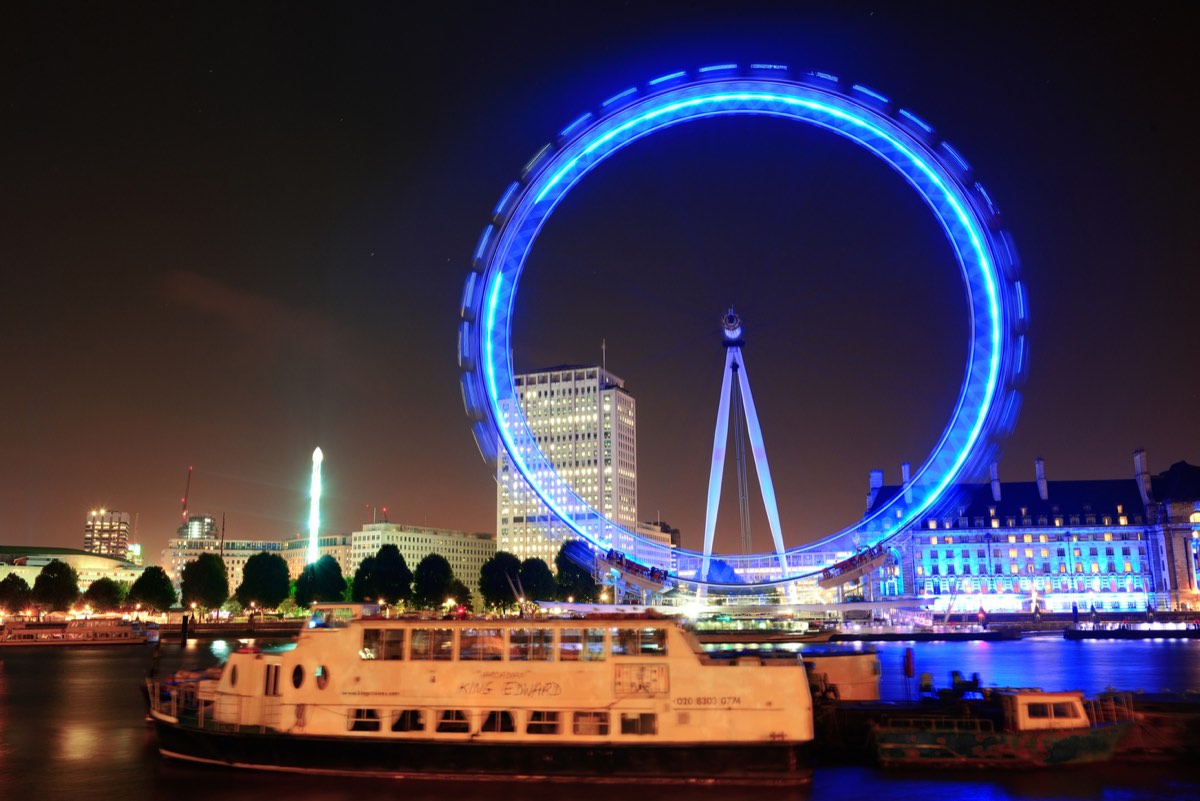 London Eye iluminado de azul durante una activación internacional