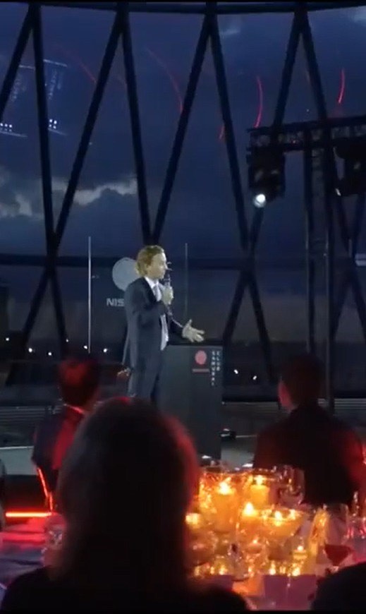 Directivo de Nissan en escenario frente a invitados durante una cena de premiación