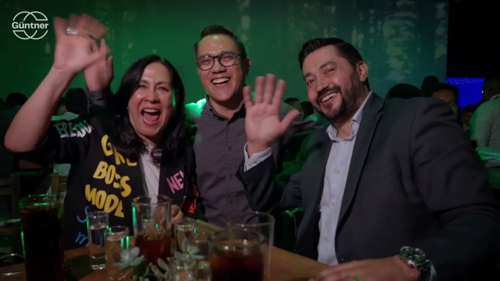 Equipo celebrando en una mesa durante una cena de fin de año