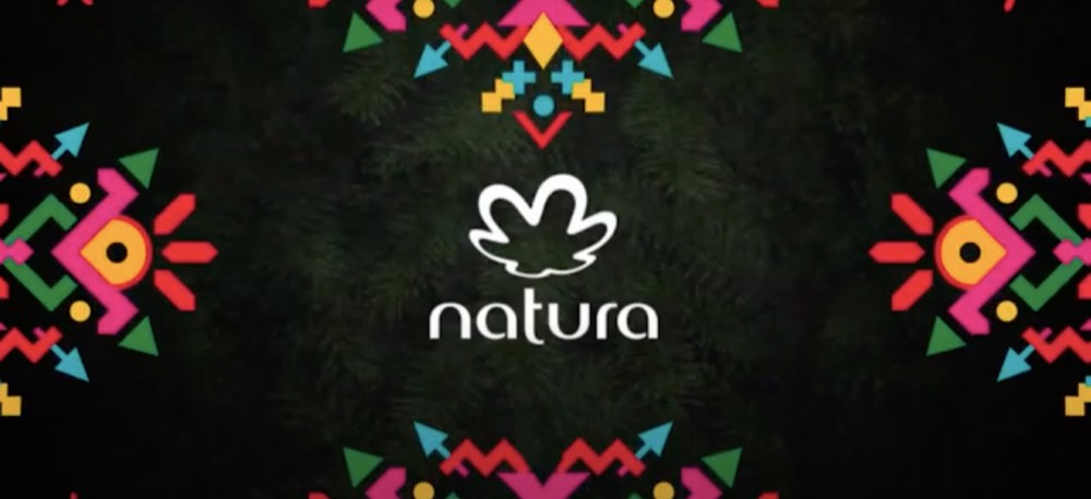 Opening screen with the Natura logo on a colourful pattern, at the end of year party