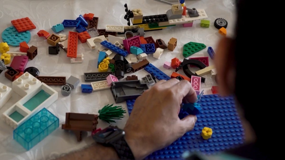 Manos construyendo una maqueta con piezas de armar, como metáfora del diseño de una experiencia