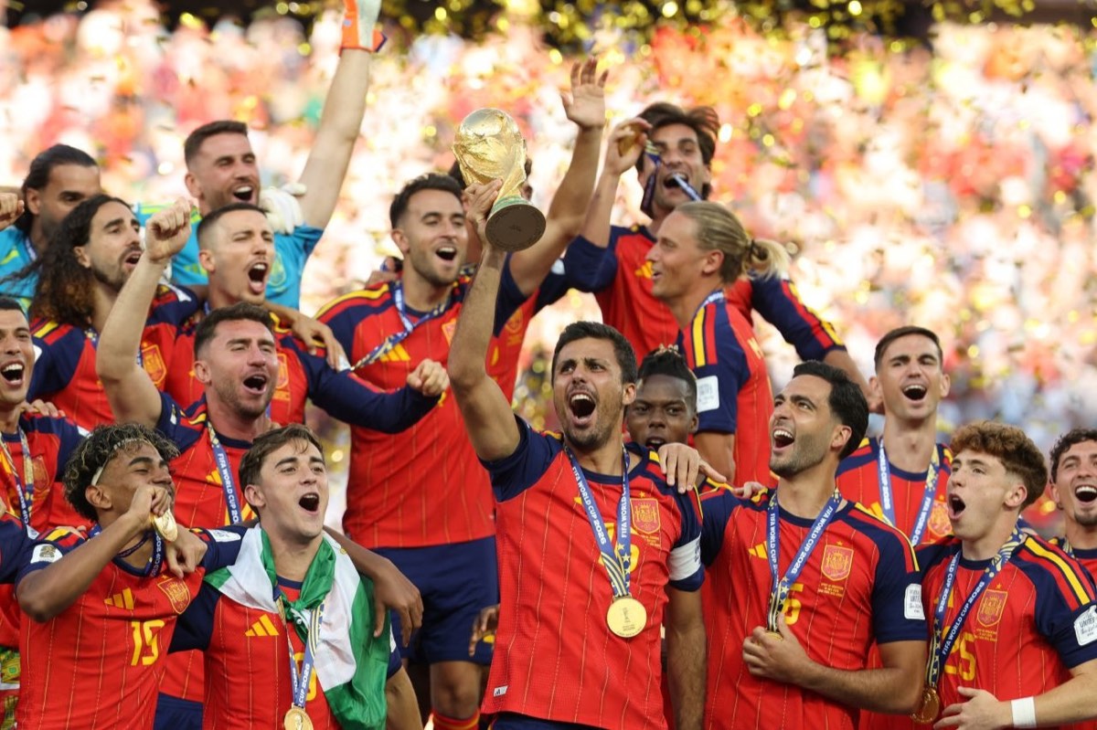 Selección campeona levantando el trofeo de la Copa del Mundo